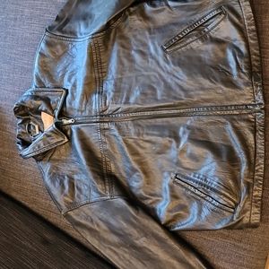 Danier leather mens bomber jacket. Size 40-42. Black